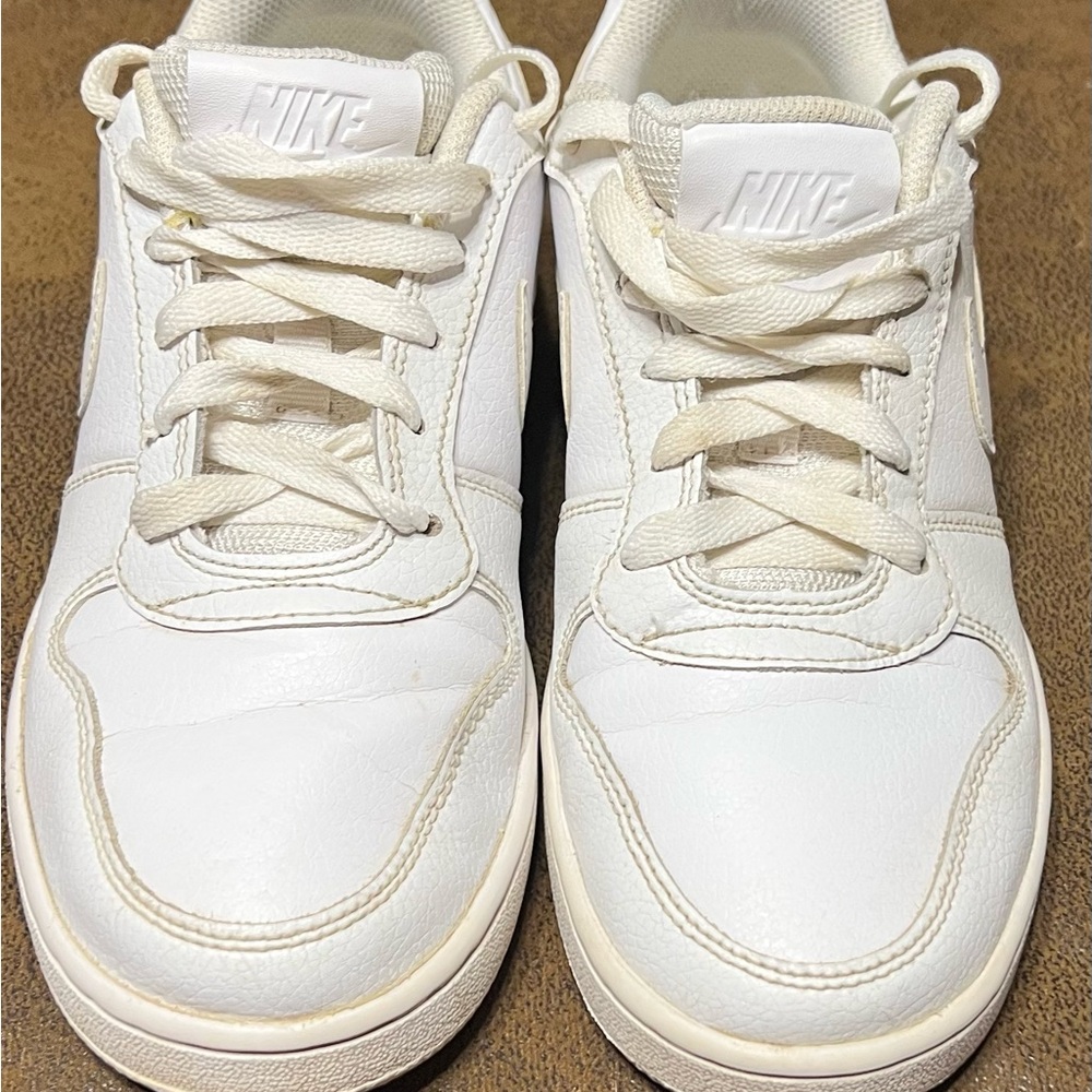 Women white leather tennis shoes